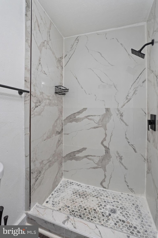 bathroom featuring a tile shower