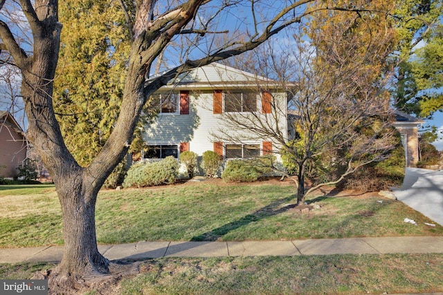 view of front of property with a front lawn