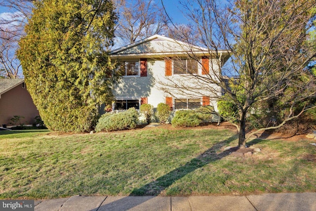 view of front of home featuring a front yard