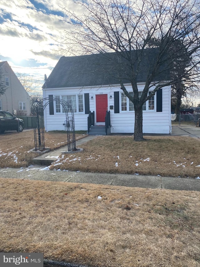 view of front of property featuring a front lawn