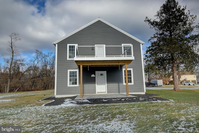 view of front of property featuring a front yard and a patio area