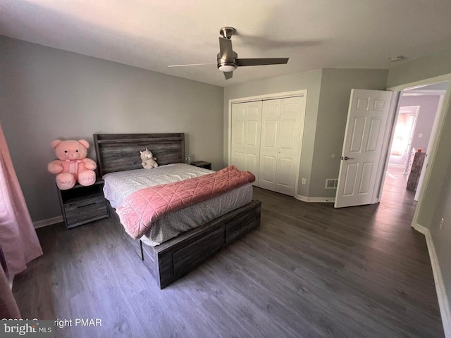 bedroom with dark hardwood / wood-style flooring, ceiling fan, and a closet