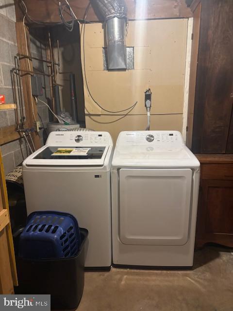 laundry area featuring washer and clothes dryer