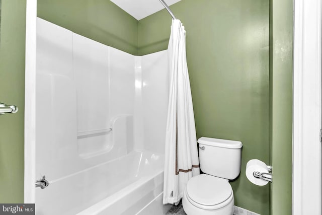 bathroom featuring toilet and shower / bath combo