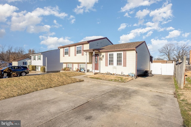 tri-level home featuring a front lawn