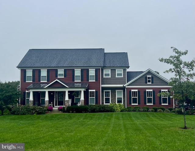 colonial home featuring a front lawn