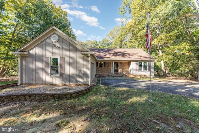 view of front of home with a front lawn