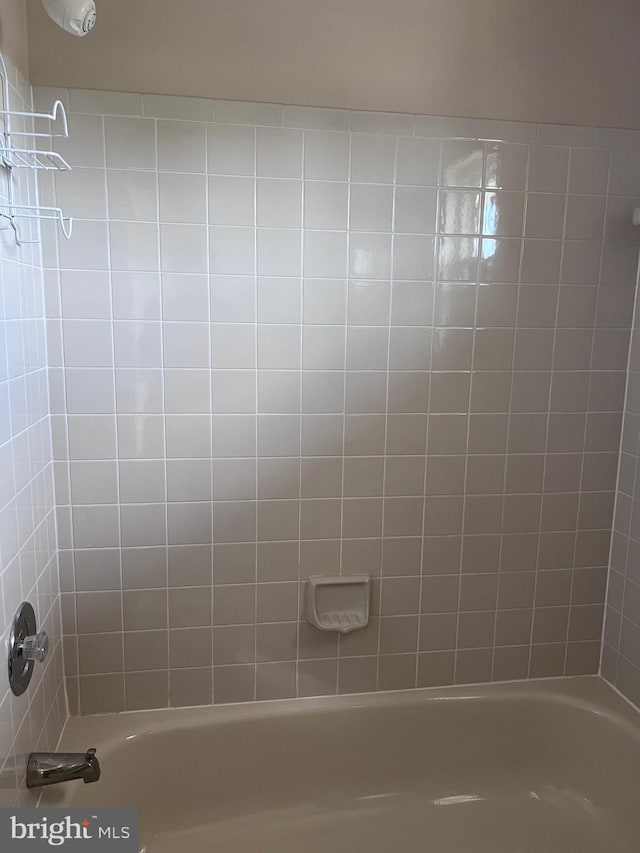 bathroom featuring tiled shower / bath