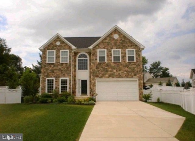 view of front facade featuring a garage and a front yard