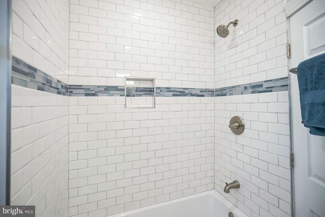 bathroom featuring tiled shower / bath