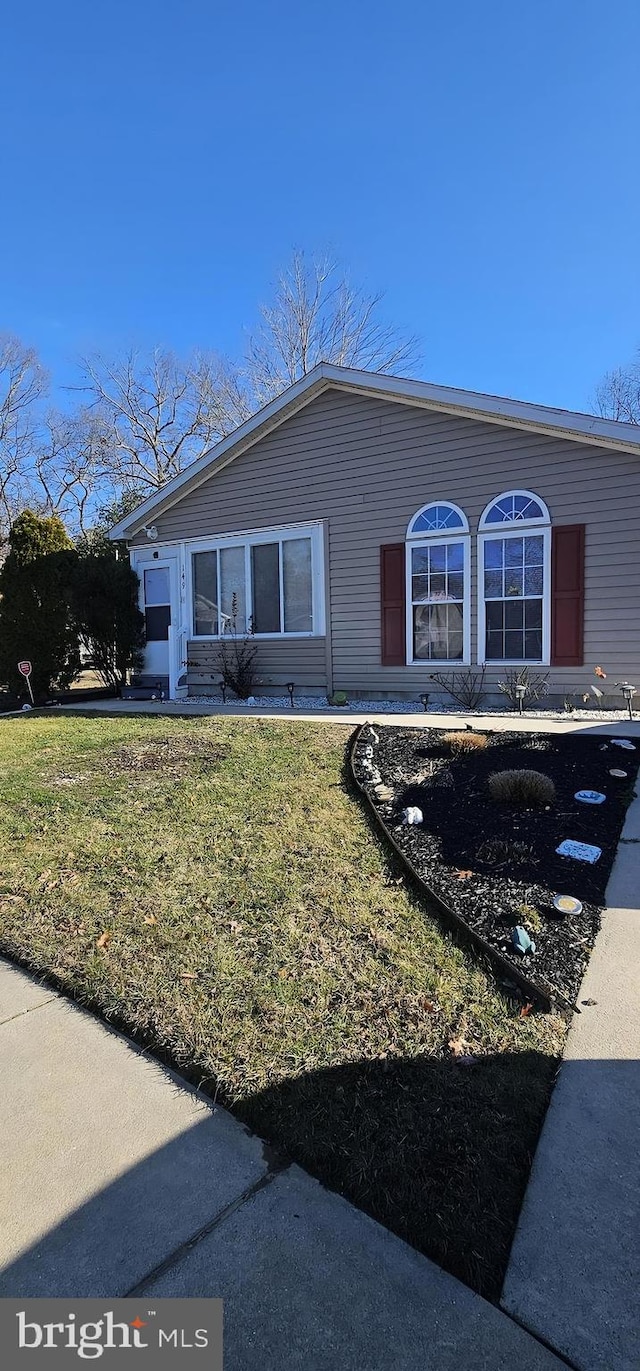 single story home with a front lawn