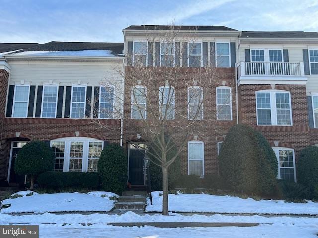 view of front of home featuring a balcony