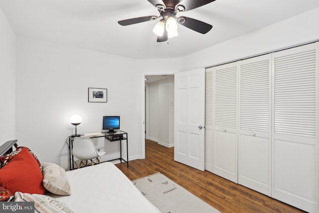 bedroom featuring dark hardwood / wood-style floors, ceiling fan, and a closet