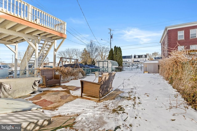 view of yard featuring a storage unit