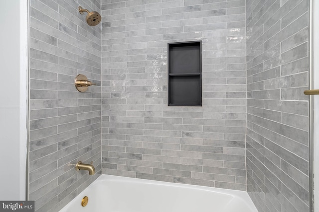 bathroom featuring tiled shower / bath combo