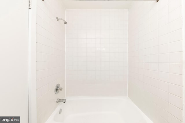 bathroom with tiled shower / bath