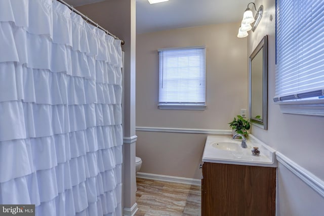 bathroom with toilet, a shower with curtain, and vanity