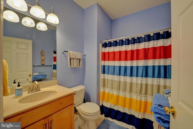 bathroom with a shower with curtain, vanity, and toilet