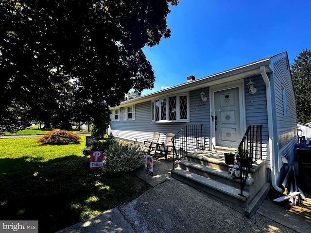 view of front facade with a front yard