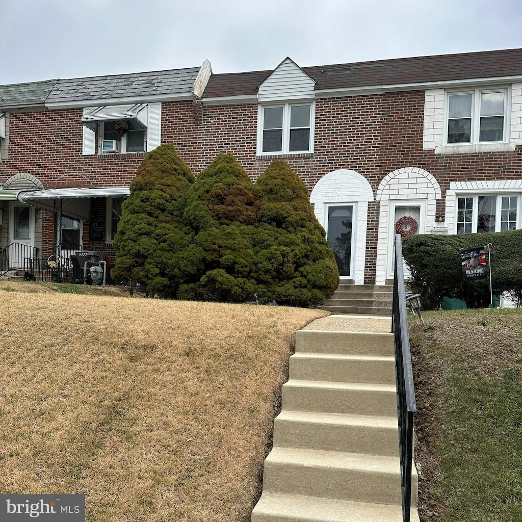 townhome / multi-family property with a front lawn