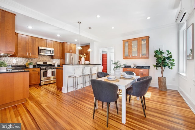 dining space featuring recessed lighting, light wood-type flooring, a wall mounted AC, and baseboards