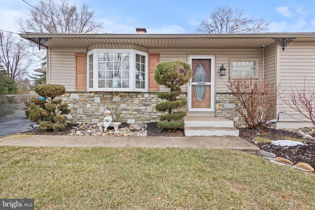 view of front of house featuring a front yard