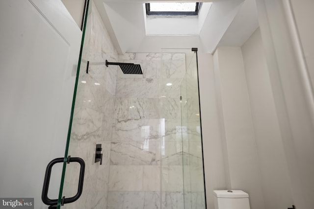 bathroom with an enclosed shower, toilet, and lofted ceiling