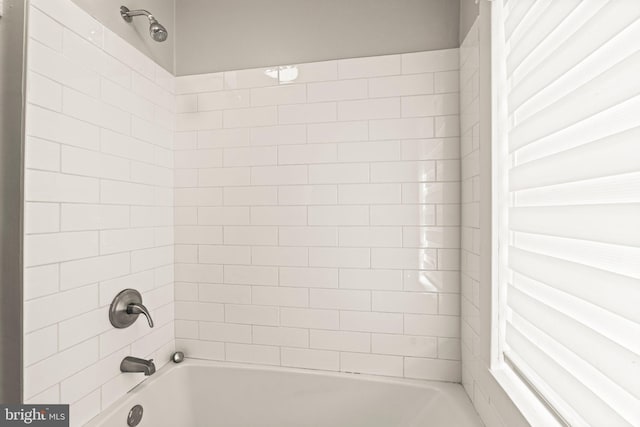 bathroom featuring tiled shower / bath