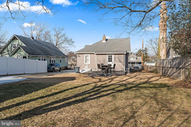 back of house featuring a yard