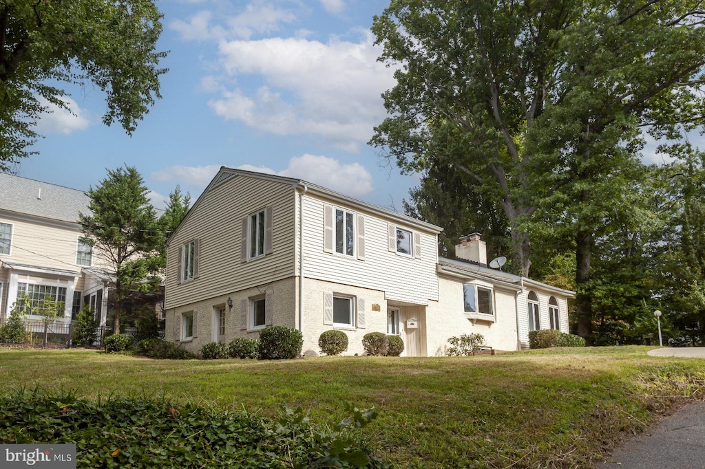 view of front of house featuring a front yard