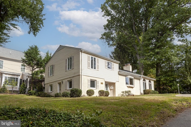 view of front of house featuring a front yard