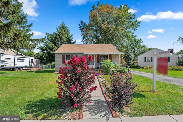 view of front of property featuring a front yard