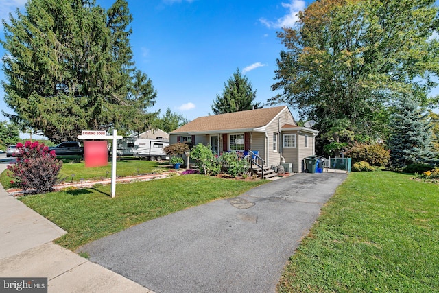 view of front of property featuring a front yard