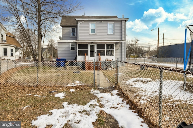 view of front property featuring a lawn