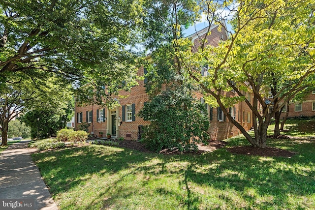 view of front of house with a front lawn