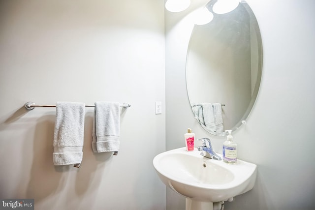 bathroom featuring sink