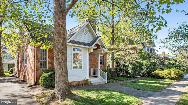 view of front facade featuring a front yard