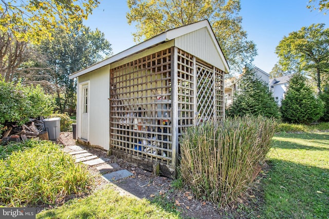 view of outdoor structure with a lawn