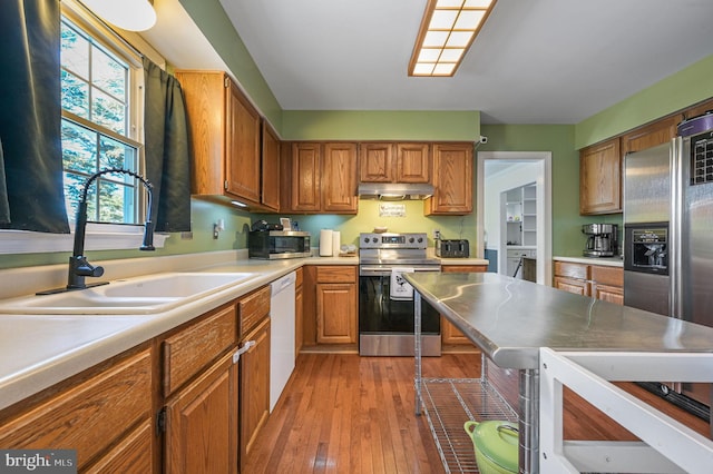 kitchen featuring sink, stainless steel appliances, and light hardwood / wood-style floors