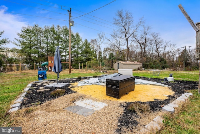 view of yard featuring an outdoor structure