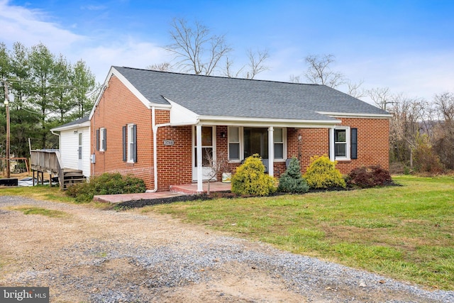 view of front facade featuring a front lawn and a porch