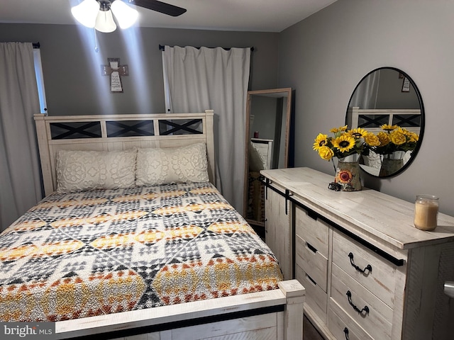 bedroom with ceiling fan