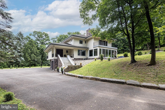 view of front of property featuring a front yard