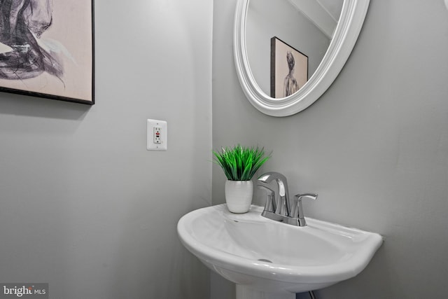 bathroom featuring sink