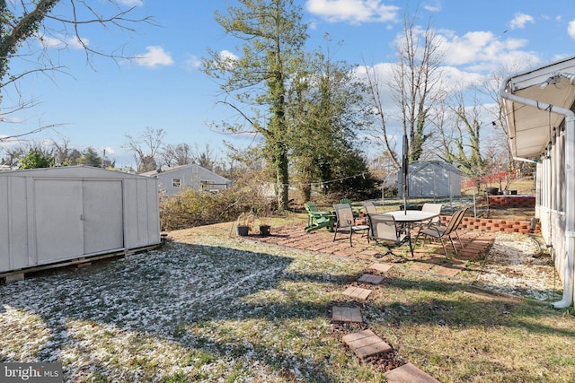 view of yard with a storage unit