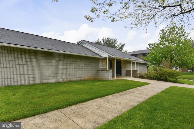 view of front of home featuring a front yard