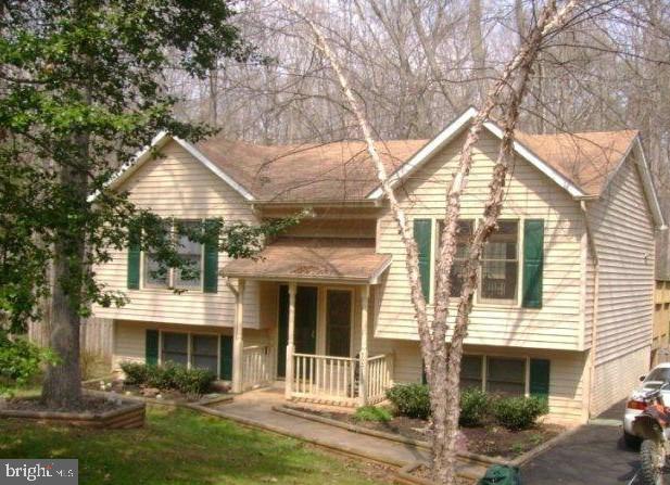 view of front of home featuring a front lawn