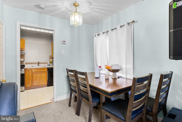 dining area with sink and a notable chandelier