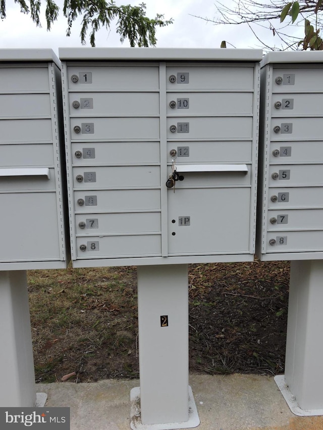 view of property's community featuring mail boxes