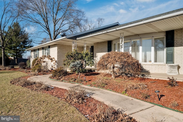 view of front facade featuring a front lawn